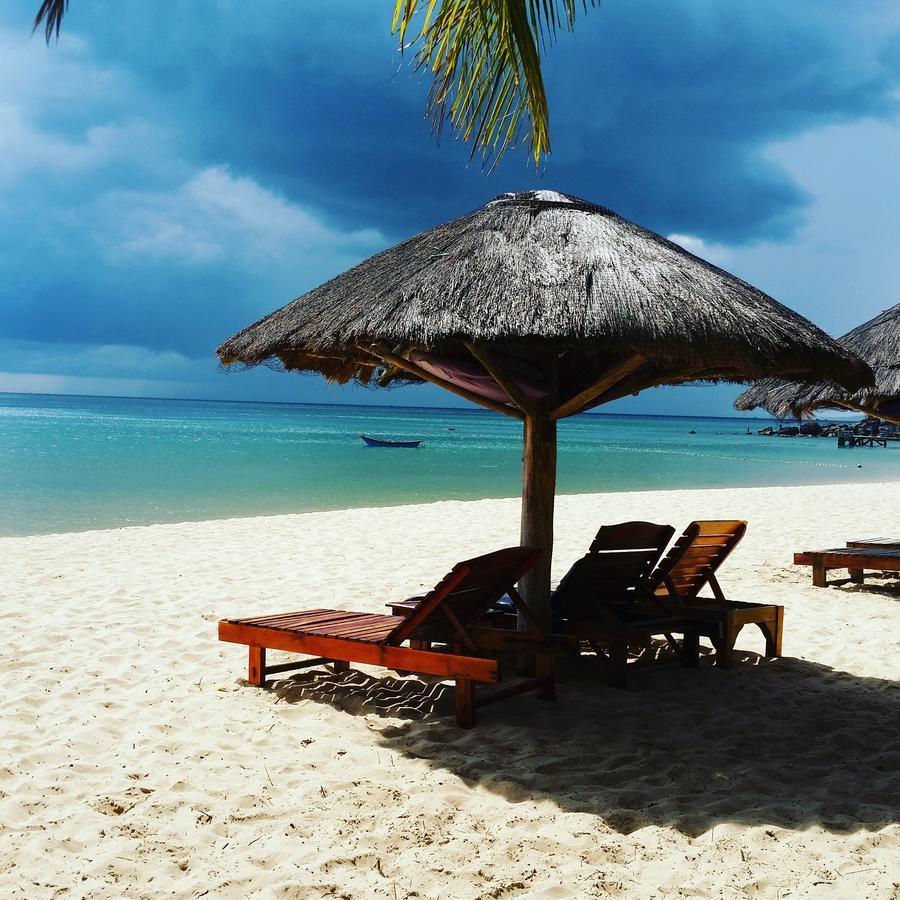 Coastal Village Beach Resort Дуонг-Донг Экстерьер фото