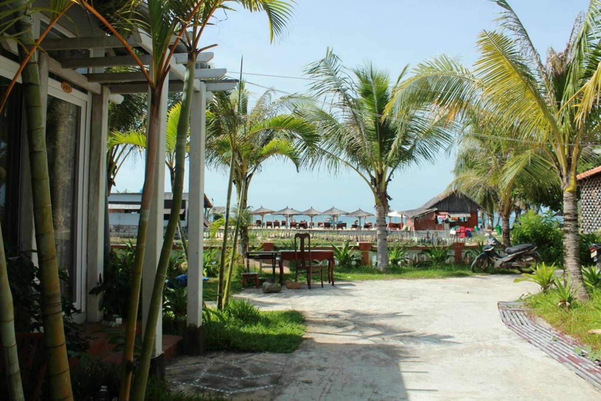 Coastal Village Beach Resort Дуонг-Донг Экстерьер фото